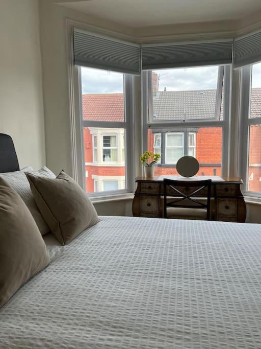 2025 Award Winner Liverpool Strawberry House - 3 Bedrooms Экстерьер фото