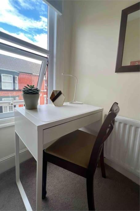 2025 Award Winner Liverpool Strawberry House - 3 Bedrooms Экстерьер фото